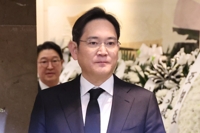 李在镕吊唁前晓星集团名誉会长赵锡来