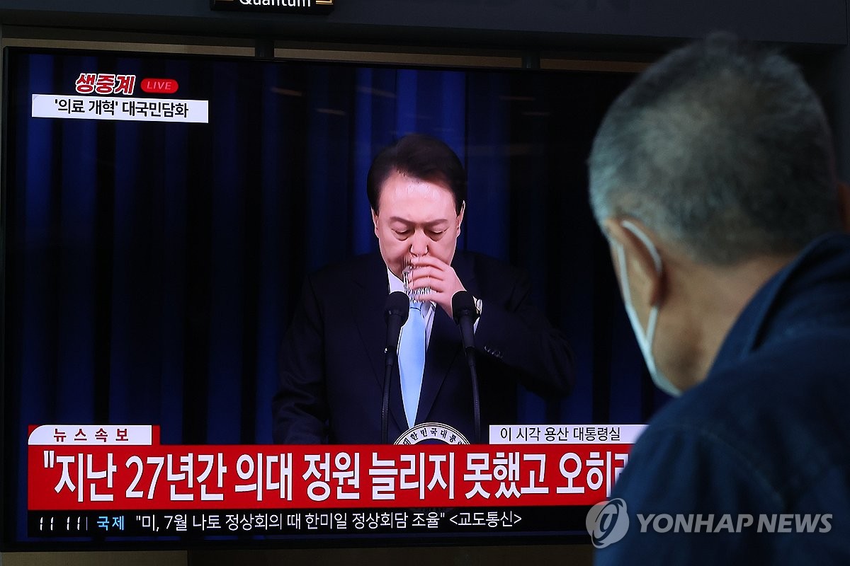 资料图片：4月1日，在首尔站，市民收看总统尹锡悦发表对国民谈话直播。 韩联社