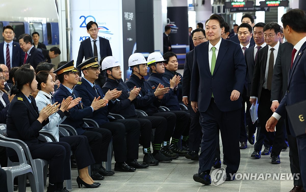 4月1日，在韩国高铁（KTX）大田站月台，总统尹锡悦（中）出席“下一代高铁命名仪式”。 韩联社/总统室通讯摄影记者团