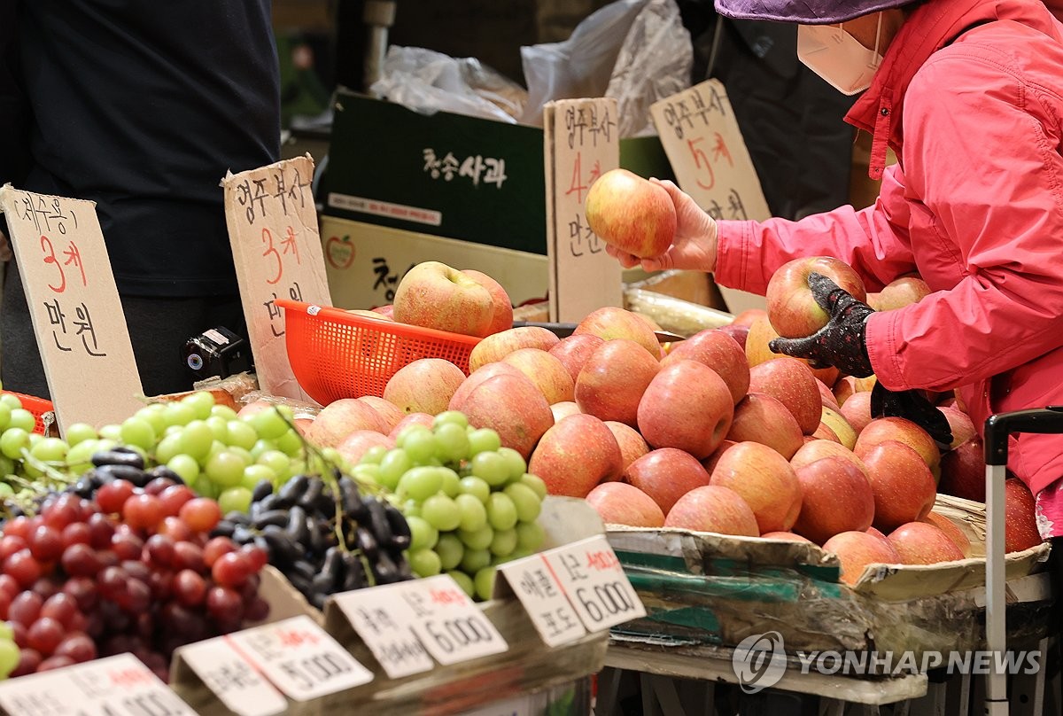 资料图片：市民选购苹果 韩联社