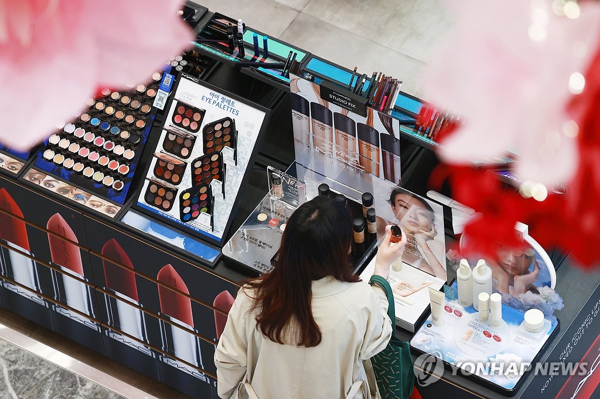 资料图片：首尔一百货商场的化妆品柜台 韩联社
