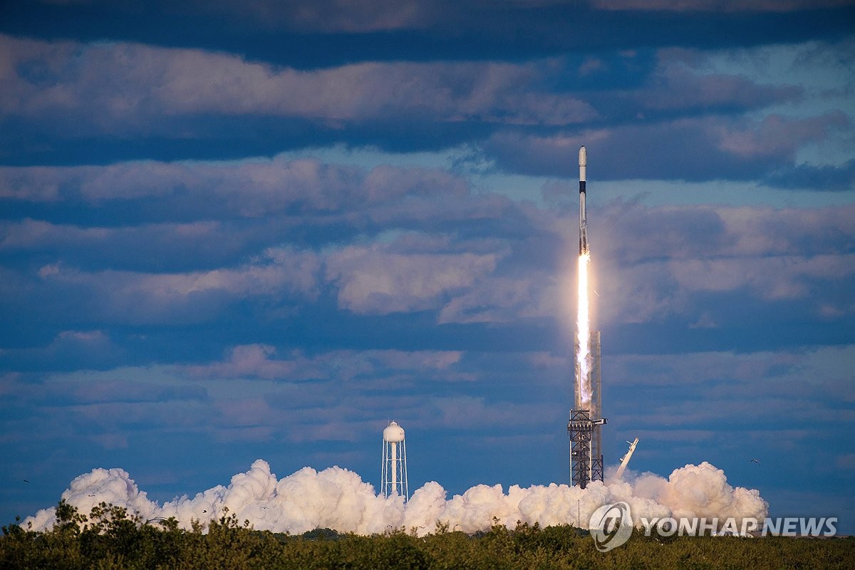 4月8日，在美国弗罗里达州肯尼迪航天中心，美国太空探索技术公司（SpaceX）的“猎鹰9”号运载火箭搭载韩国第二颗军事侦察卫星发射升空。 韩联社/国防部供图（图片严禁转载复制）