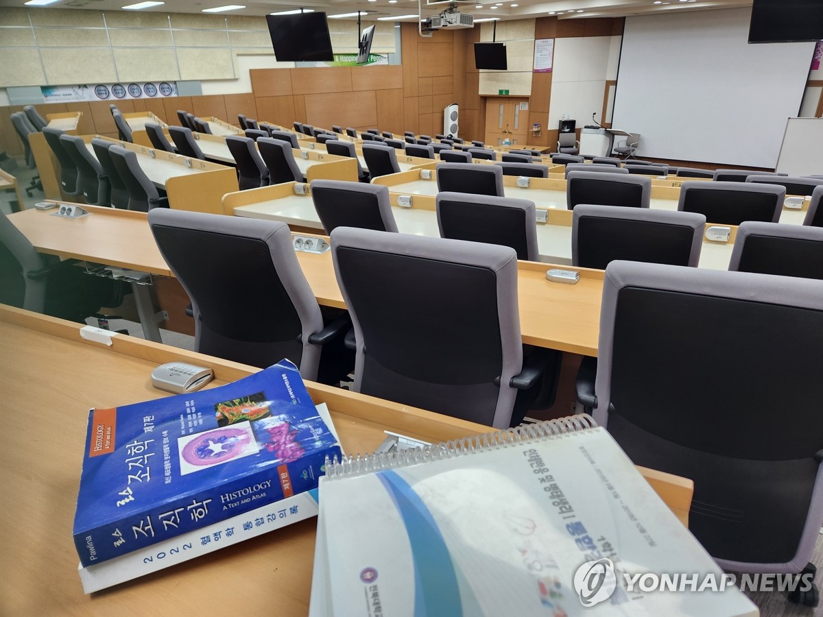 4月8日，全北大学医学院的一间教室空无一人。 韩联社