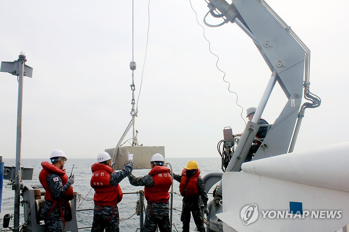 图为参加韩美水雷战联演的官兵们在韩军“海南”号猎雷舰上进行模拟水雷布设训练，摄于4月2日。 韩联社/韩国海军供图（图片严禁转载复制）