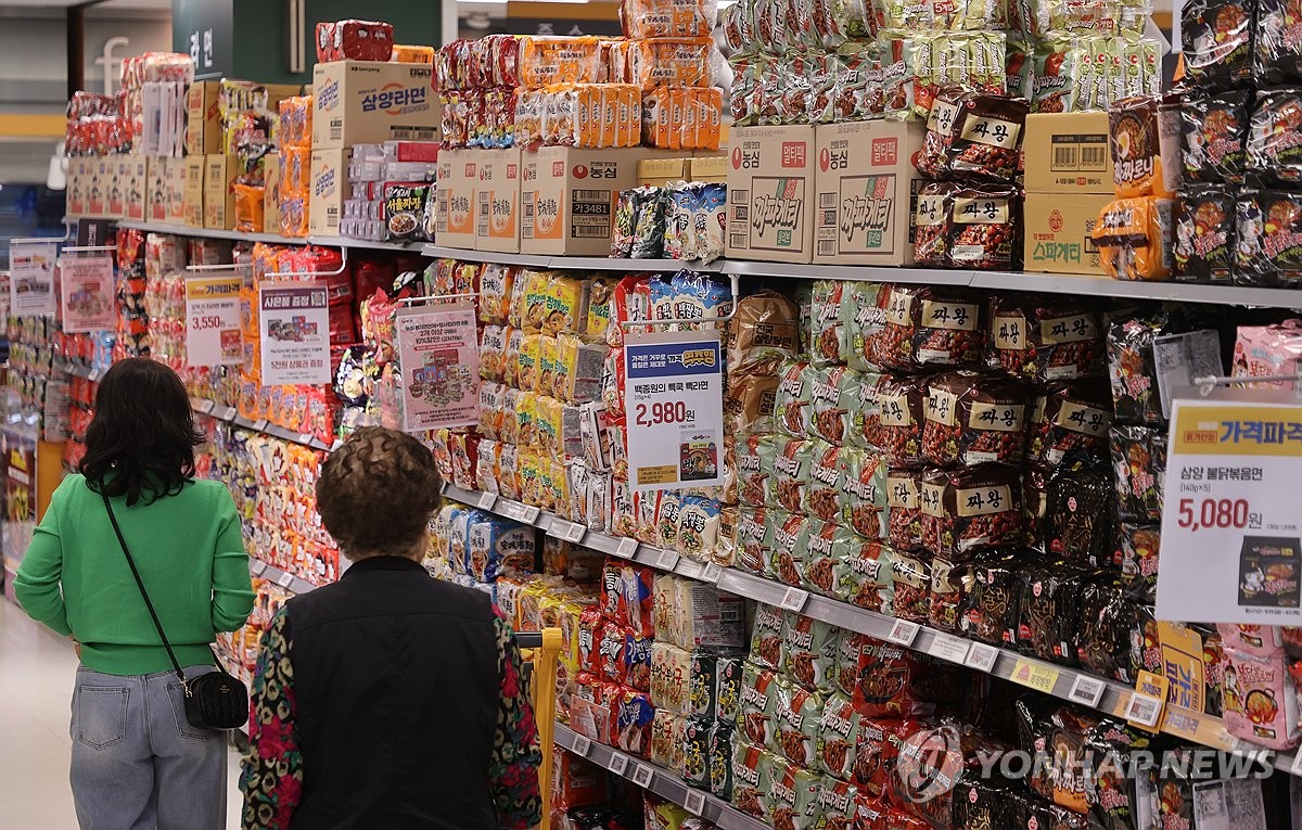 资料图片：超市方便面货架 韩联社
