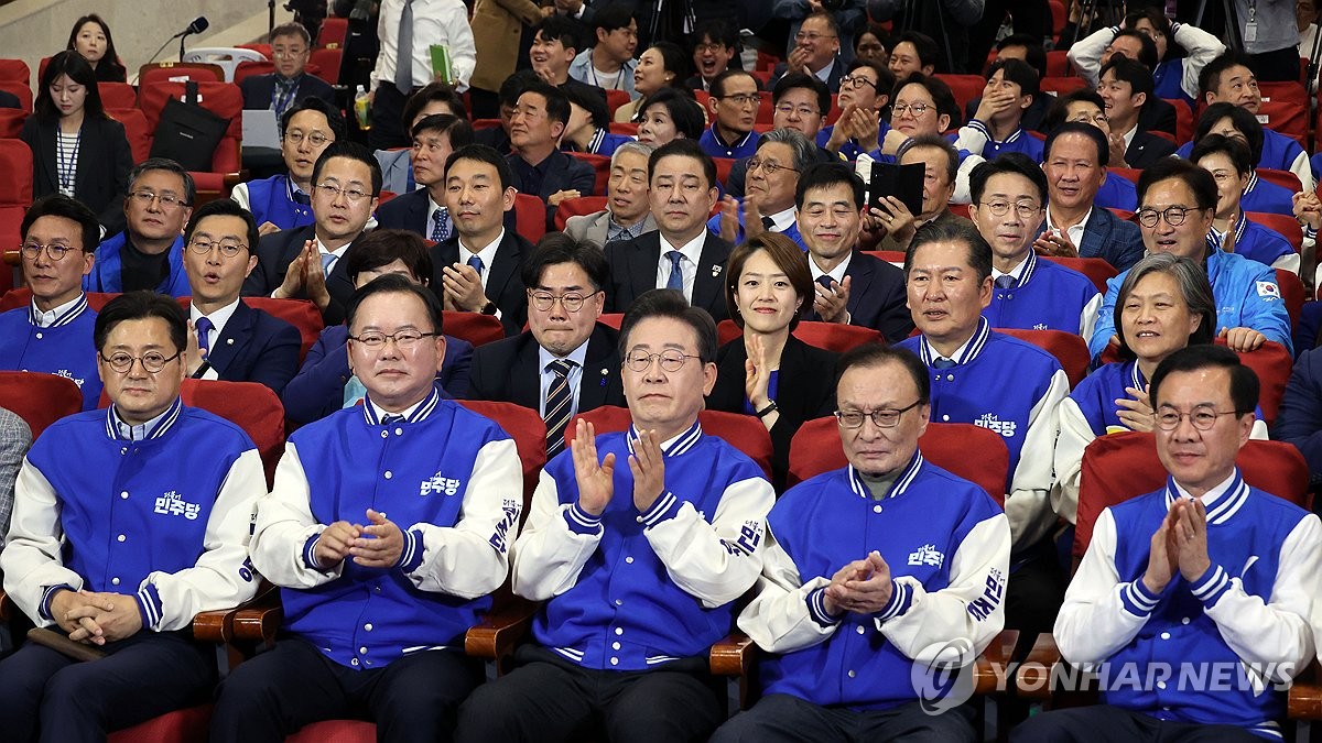 4月10日，在首尔汝矣岛的国会议员会馆，韩国最大在野党共同民主党党首李在明（前排居中）等领导班子在三大电视台第22届国会议员选举出口民调结果出炉后欢呼庆祝。 韩联社/联合记者团