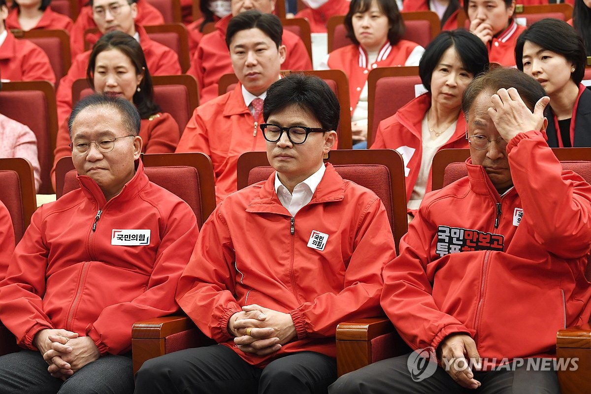 4月10日，在首尔汝矣岛的国会图书馆，韩国执政党国民力量紧急对策委员会委员长（临时领导人）韩东勋（前排居中）等领导班子观看第22届国会议员选举开票直播。 韩联社/联合记者团