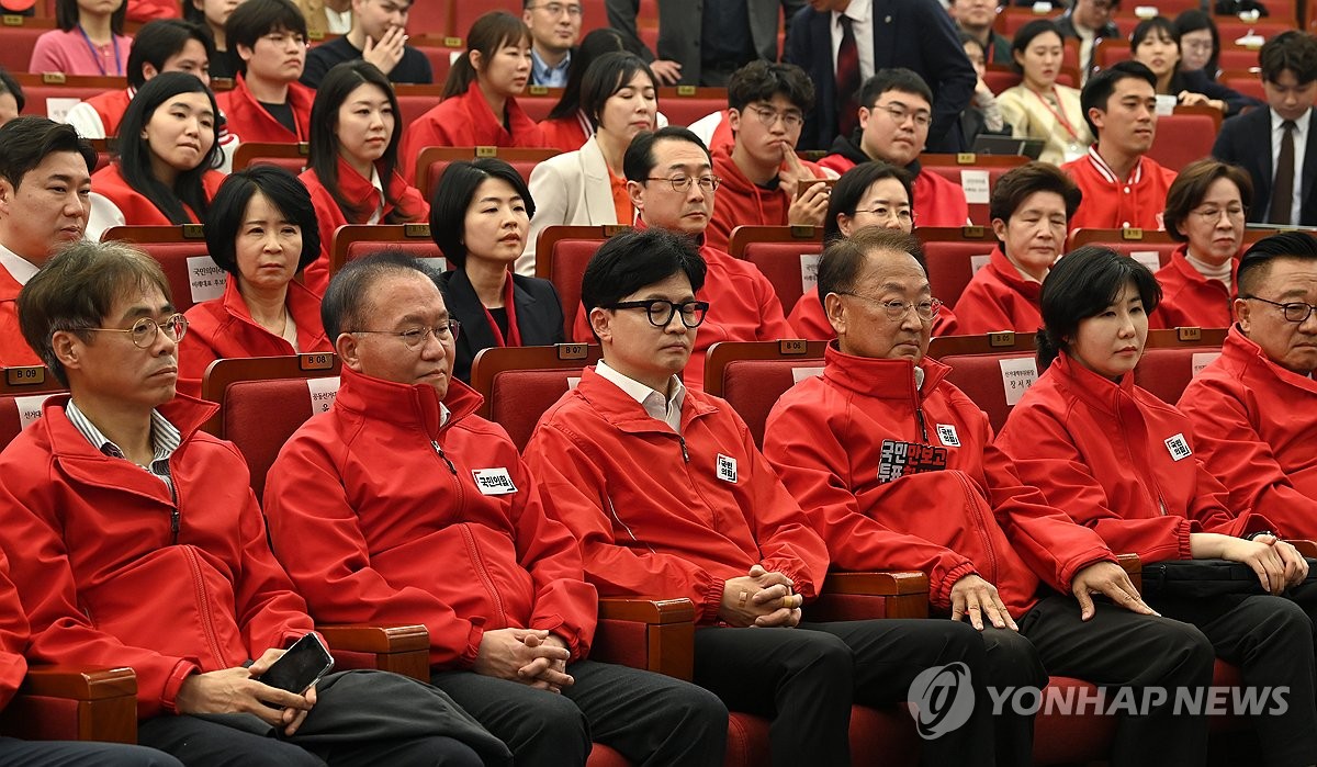 4月9日，在首尔汝矣岛的国会图书馆，执政党国民力量紧急对策委员会委员长（临时领导人）韩东勋（前排左三）等领导班子观看第22届国会议员选举开票直播。 韩联社/联合记者团