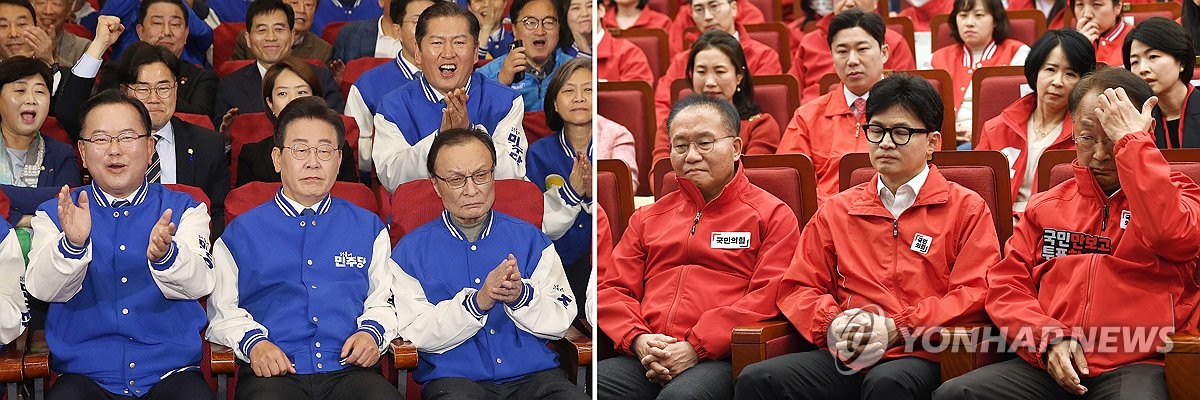 4月10日，韩国最大在野党共同民主党领导班子（左）和执政党国民力量领导班子分别收看第22届国会议员选举出口民调直播。三大主流电视台公布的出口民调结果显示在野阵营有望获得200个左右的议席后，两党分别呈现出一喜一悲的表情。 韩联社/联合采访团