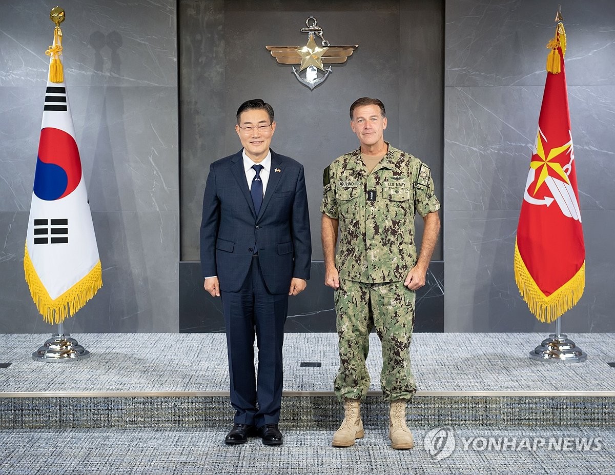 4月11日，在首尔龙山国防部大楼，韩国国防部长官申源湜（左）接见美国印度太平洋司令部司令约翰·阿奎利诺。 韩联社/国防部供图（图片严禁转载复制）