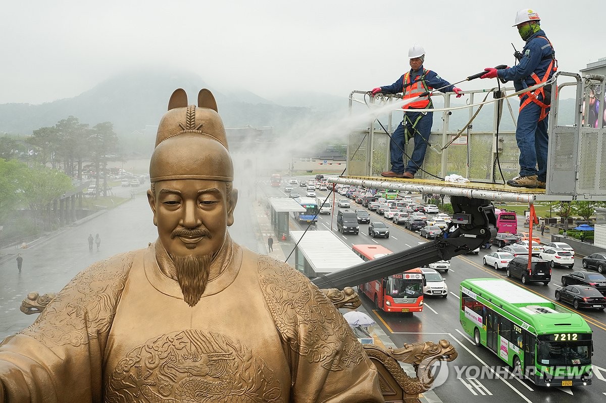 “世宗大王”享受“沐浴” 韩联社