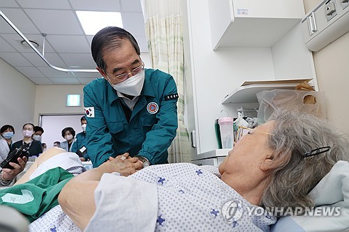 韩总理慰问住院患者