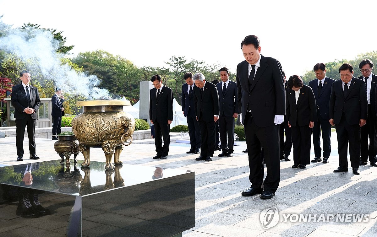 4月19日，在首尔江北区，韩国总统尹锡悦参谒国立四一九民主公墓纪念塔缅怀先烈。 韩联社/总统室通讯摄影记者团