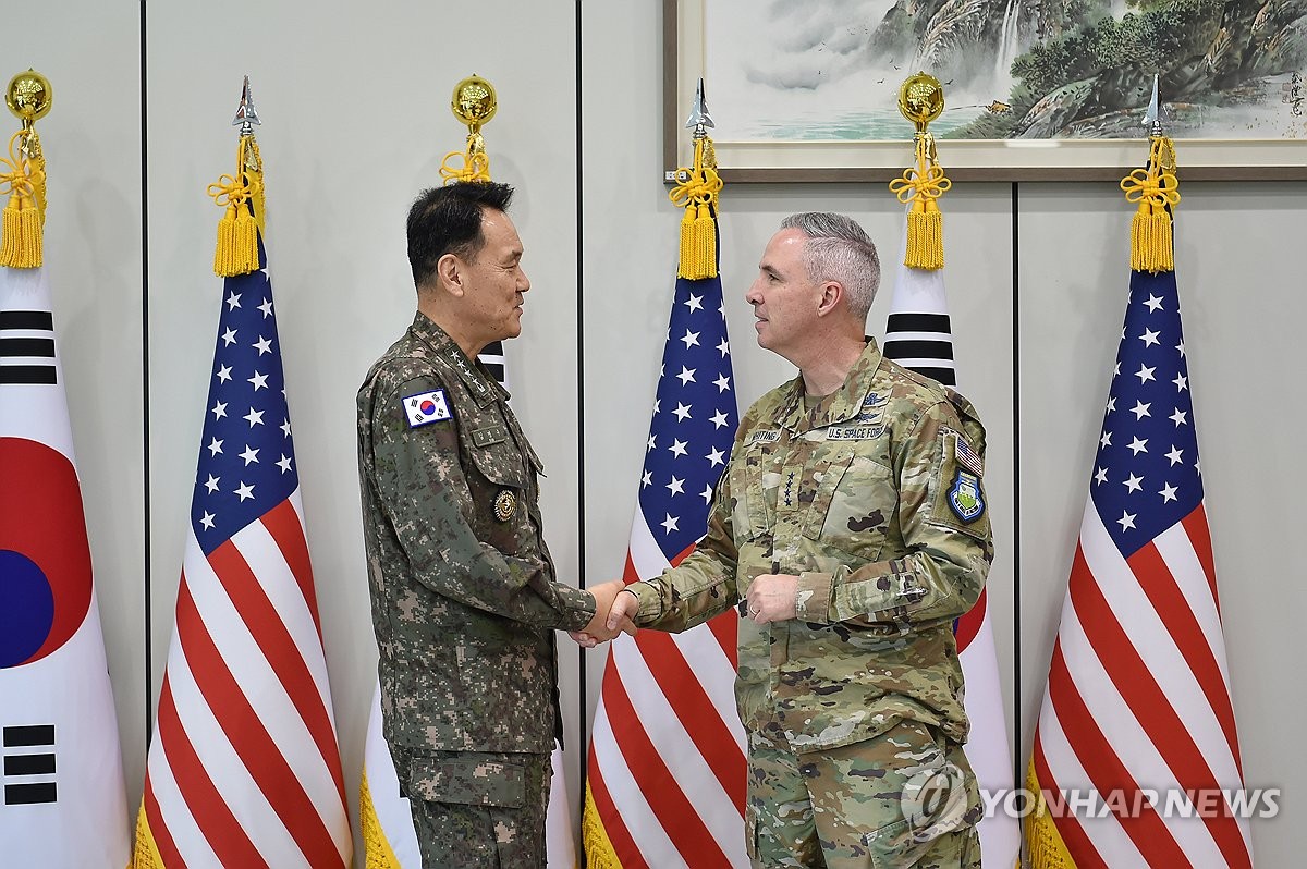 4月22日，在韩国联合参谋本部（联参）大楼，联参议长金明秀（左）接见美国太空司令部司令斯蒂芬·怀廷。 韩联社/联参供图（图片严禁转载复制）