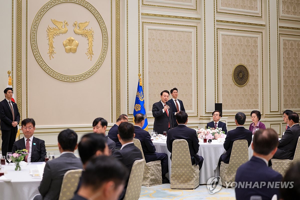 4月24日，在青瓦台，尹锡悦与国民力量议员共进午餐。图为尹锡悦发言。 韩联社/总统室供图（图片严禁转载复制）