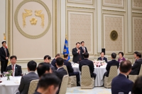尹锡悦与国会议员选举执政党落选者共进午餐