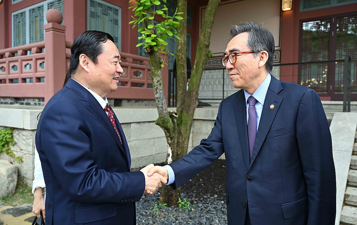 资料图片：4月24日，在首尔，韩国外交部长官赵兑烈（右）同到访的中国辽宁省委书记郝鹏握手合影。 外交部供图（图片严禁转载复制）