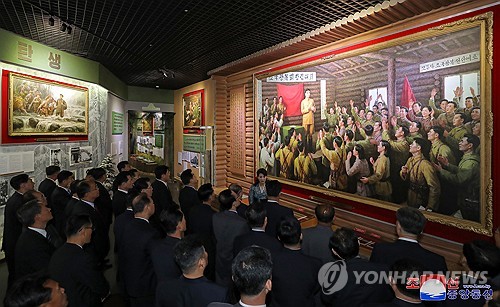 朝鲜干部参观革命博物馆