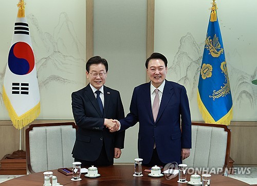 尹锡悦和李在明在总统府举行首次会谈