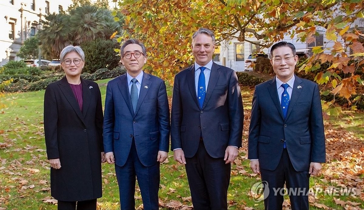 当地时间5月1日，在澳大利亚墨尔本，韩国国防部长官申源湜（右一）和外交部长官赵兑烈（左二）同澳大利亚副总理兼国防部长理查德·马尔斯（右二）和外交部长黄英贤合影留念。 韩联社/国防部供图（图片严禁转载复制）