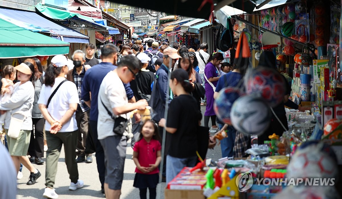 资料图片：5月1日，在首尔钟路区的昌信洞文具玩具批发市场，前来购物的人群络绎不绝。 韩联社