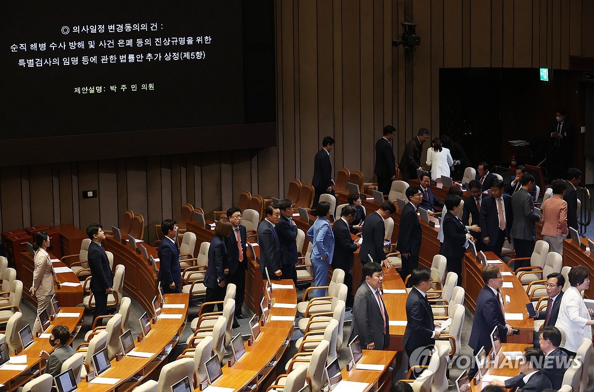 5月2日，在国会，国民力量籍议员离场抗议民主党强行处理《蔡上等兵独检法》。 韩联社