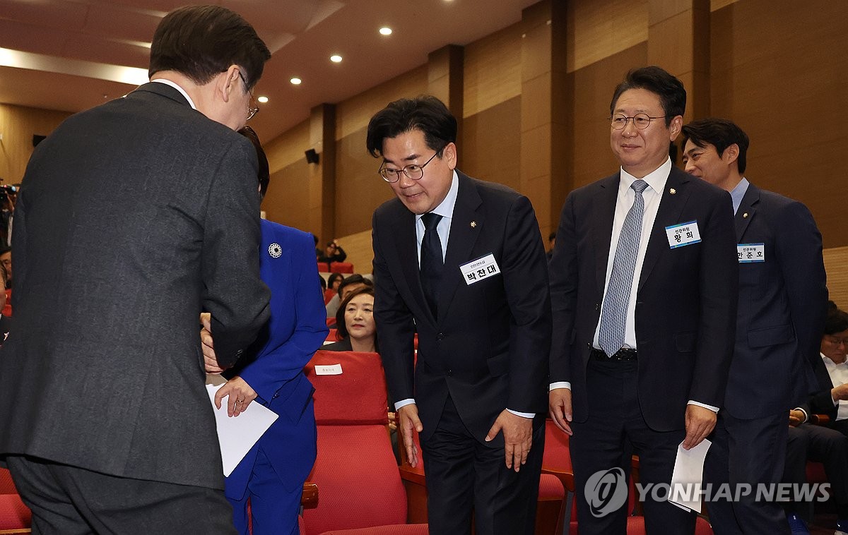 5月3日，在民主党党鞭选举全体会议上，朴赞大（左二）向党首李在明（左一）鞠躬致意。 韩联社