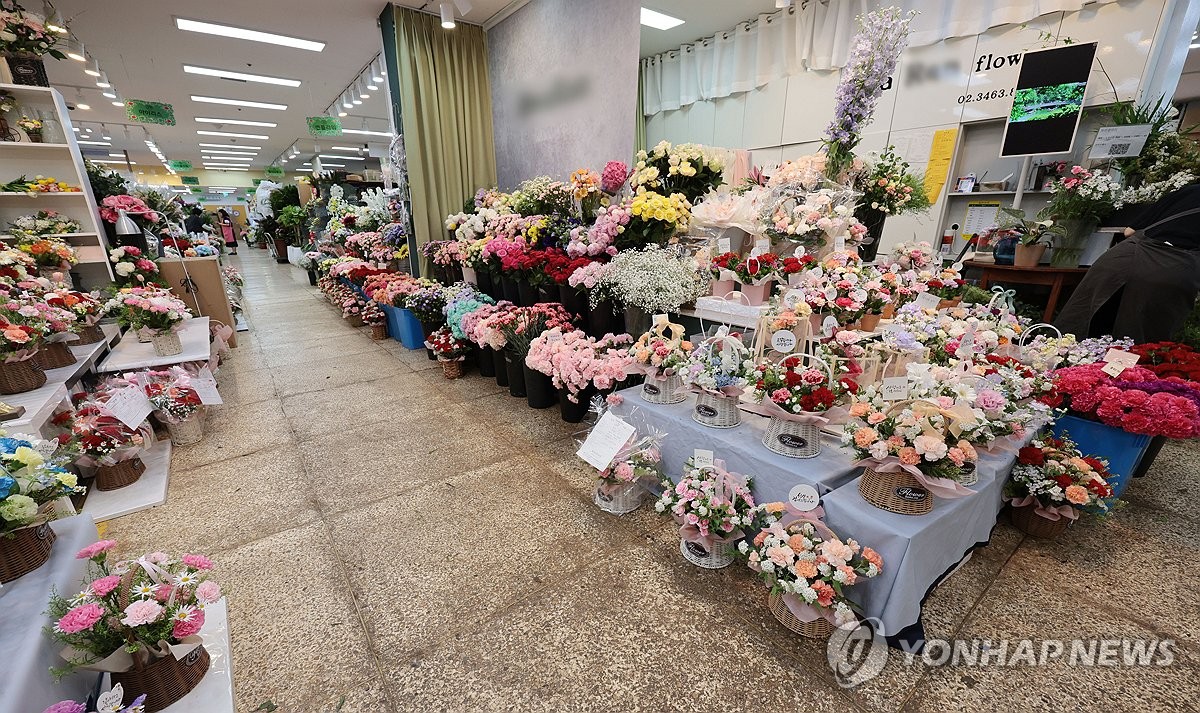 资料图片：首尔一花卉市场，摄于5月6日。 韩联社