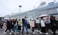 中国游客乘邮轮抵韩