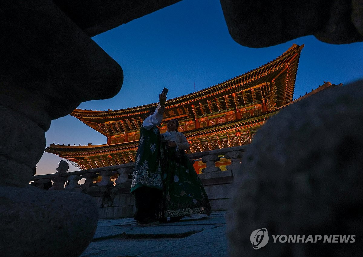 资料图片：景福宫星光夜行活动现场 韩联社