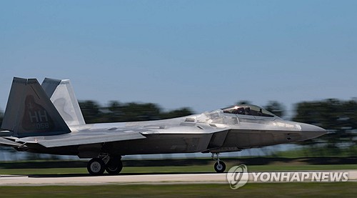 韩美隐形战机F-35A和F-22在韩半岛上空联演