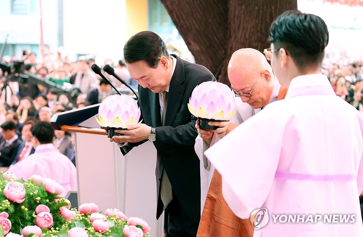 5月15日，在首尔钟路区曹溪寺，韩国总统尹锡悦（左一）出席释迦摩尼诞辰2568周年庆祝法会，并向佛祖像敬献花灯。 韩联社