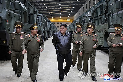 金正恩检查战术导弹系统 或为推销武器