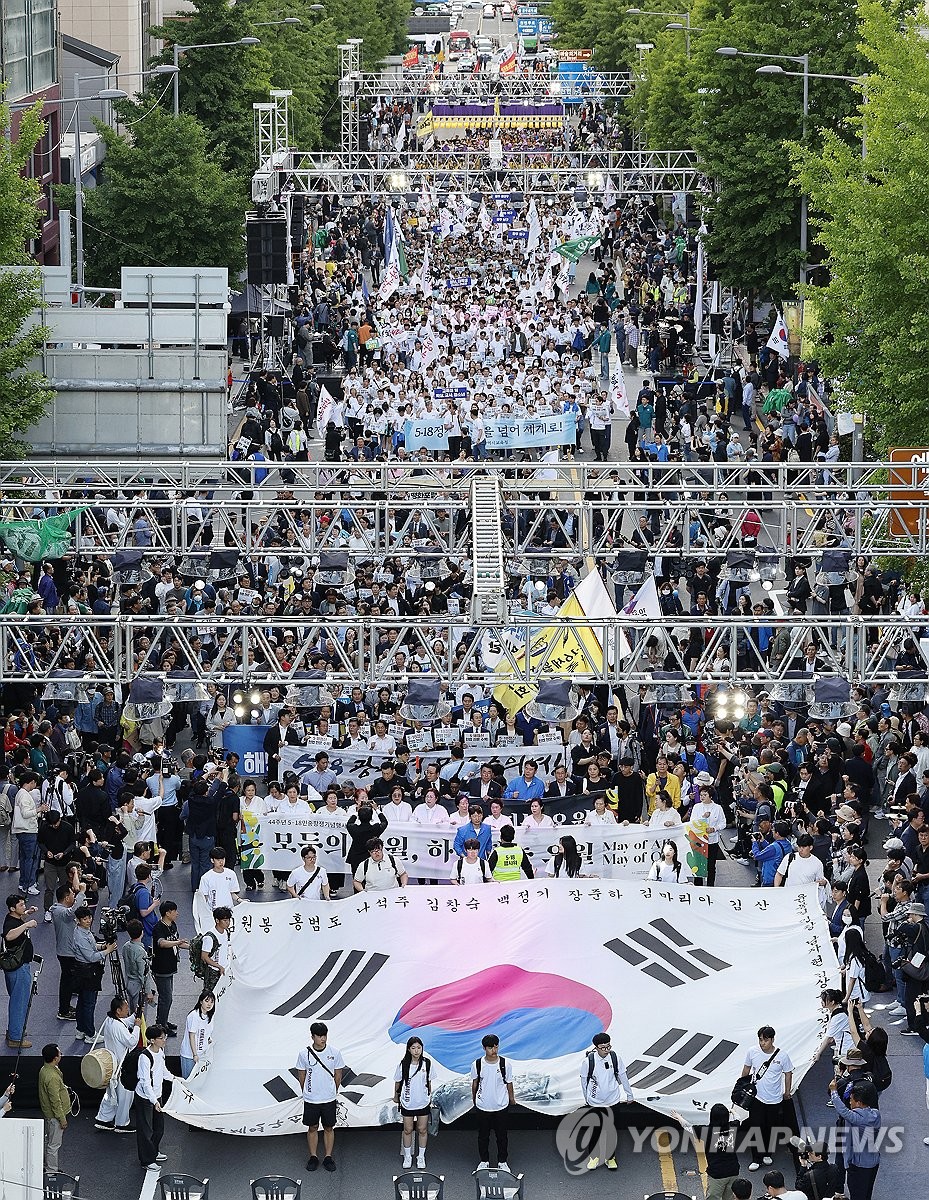 资料图片：5月17日，在五一八光州民主化运动44周年纪念仪式的前夜，民主和平大行进在光州东区锦南路一带举行。 韩联社/联合采访团