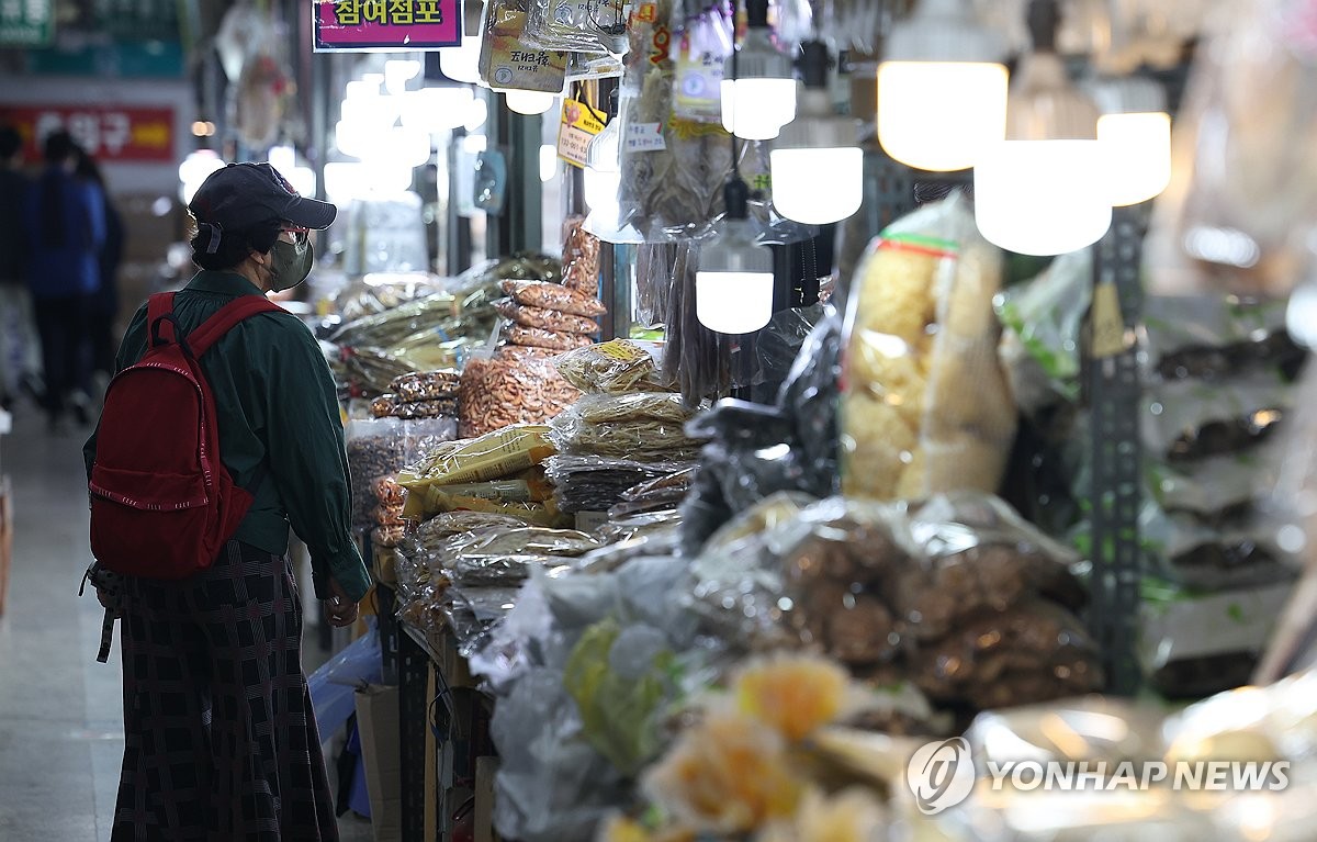 资料图片：5月21日，在首尔东大门区的京东市场，市民选购食品。 韩联社