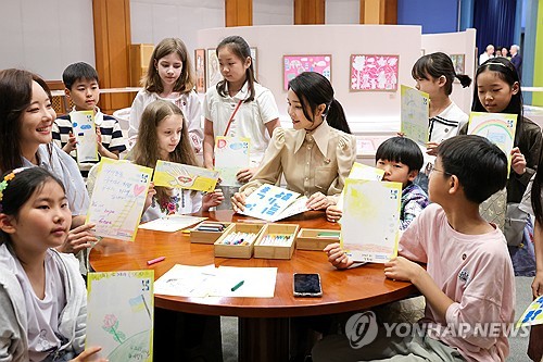 韩第一夫人金建希在青瓦台参观乌克兰儿童画展