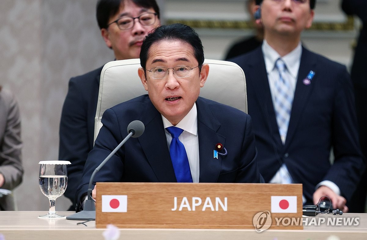 资料图片：5月27日，第九次韩中日领导人会议在韩国原总统府青瓦台举行。图为日本首相岸田文雄发表讲话。 韩联社/总统室通讯摄影记者团