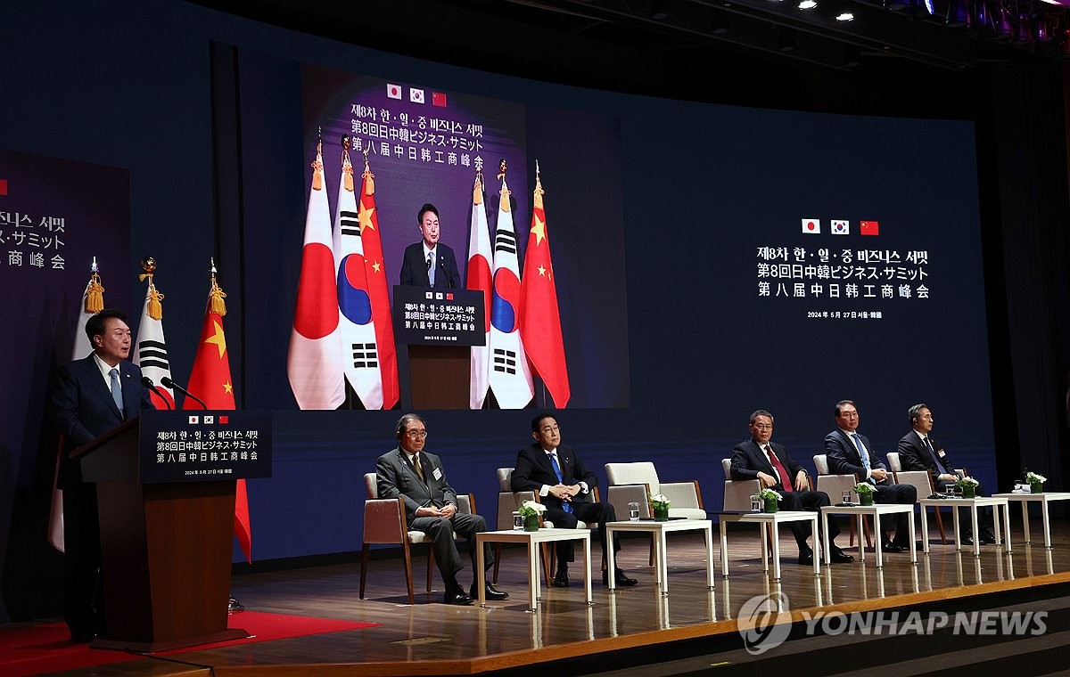 5月27日，在首尔中区的大韩商工会议所，韩国总统尹锡悦（左）出席第八届韩中日工商峰会并发表讲话。 韩联社