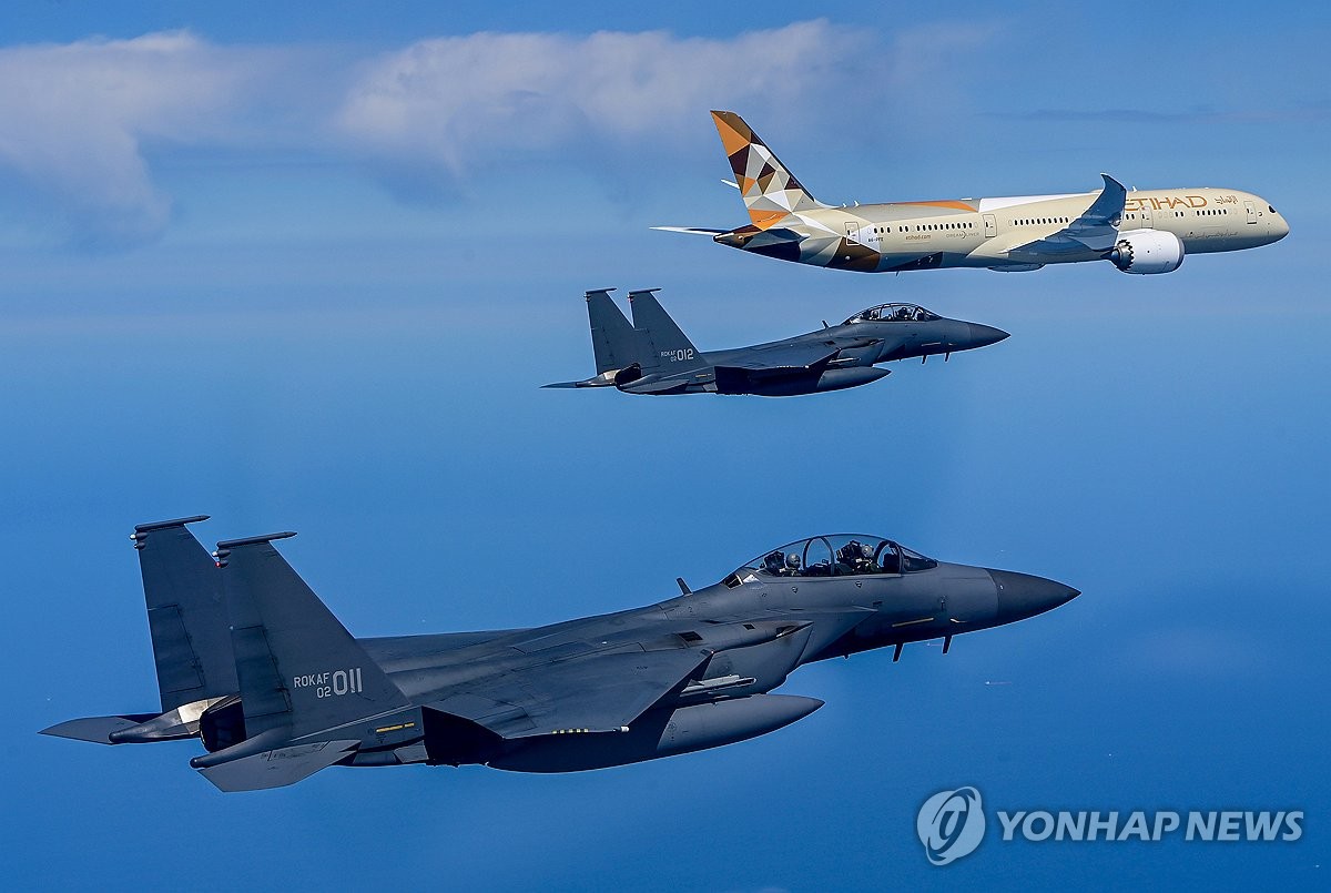 5月28日，在韩国防空识别区（KADIZ），韩国空军F-15K战机为阿联酋总统穆罕默德·本·扎耶德·阿勒纳哈扬专机进行护卫飞行。 韩联社