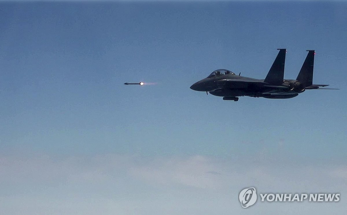 5月28日，在韩国西海海上射击场，韩美空军实施空对空、空对地联合实弹射击训练。 韩联社/空军供图（图片严禁转载复制）