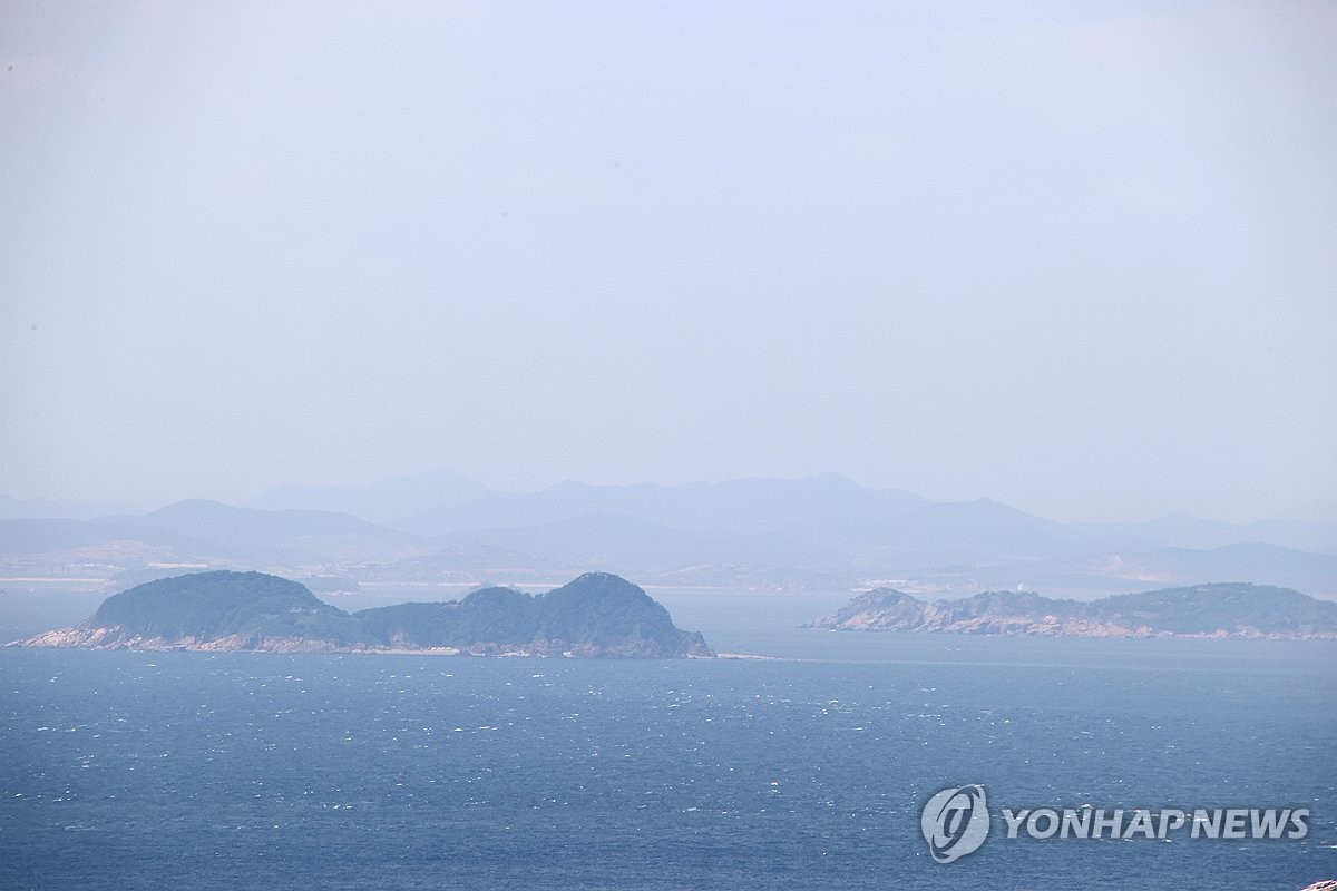 资料图片：从韩国眺望到的朝鲜葛岛滩头海岸一带，摄于6月1日。 韩联社/仁川瓮津郡供图（图片严禁转载复制）