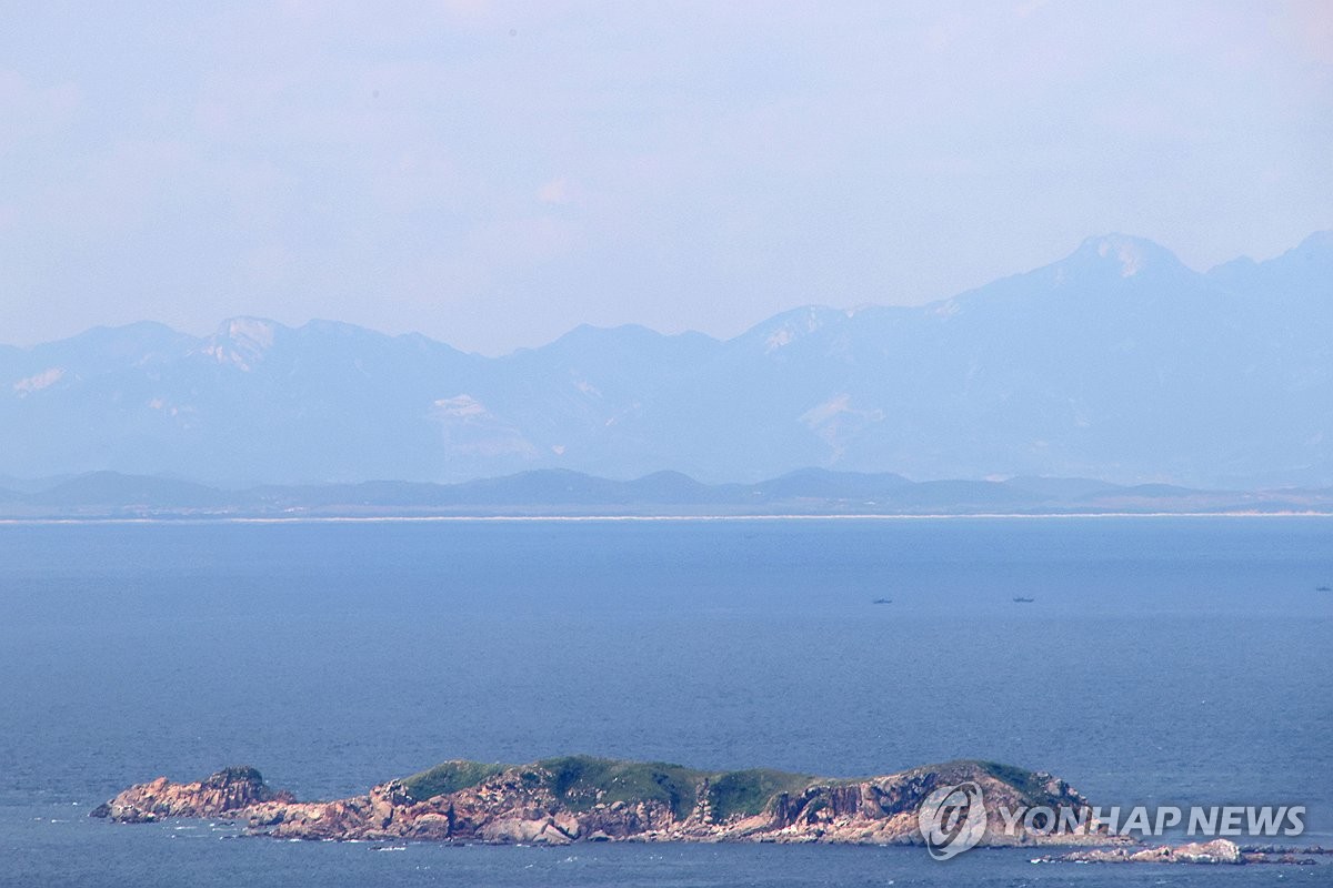 资料图片：从仁川市瓮津郡延坪岛眺望朝鲜，图片摄于6月1日。 韩联社/仁川市瓮津郡供图（图片严禁转载复制）