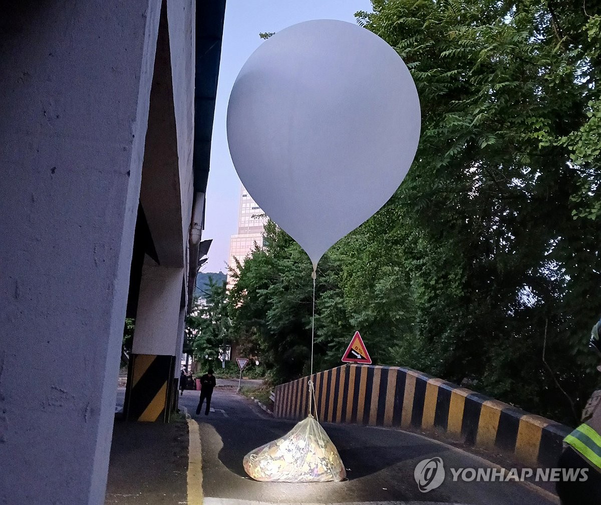 资料图片：6月2日，在仁川市弥邹忽区龙现洞一带，一朝鲜空投的垃圾气球落在街道上。 韩联社/仁川消防本部供图（图片严禁转载复制）