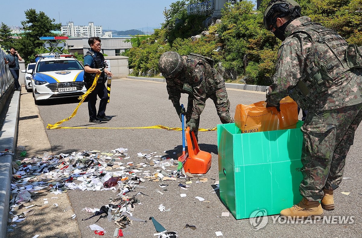 资料图片：6月2日，在仁川中区，官兵们正在回收朝鲜用气球空飘的垃圾并清理现场。 韩联社