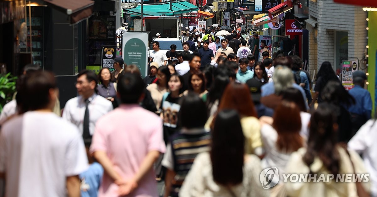 资料图片：明洞商业街行人如织，摄于6月5日。 韩联社