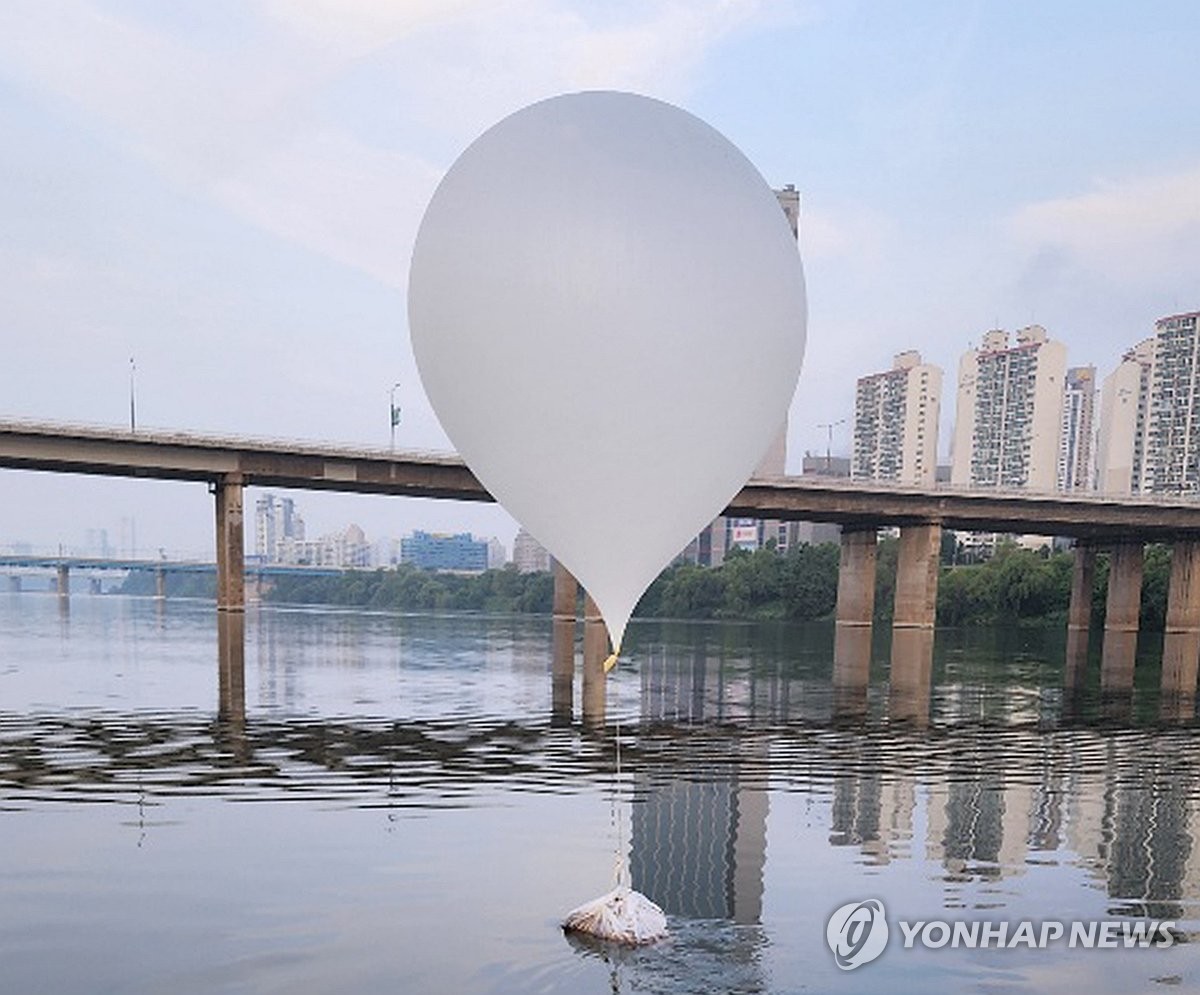 资料图片：6月9日，首尔汉江蚕室大桥一带发现朝鲜向韩投放的“垃圾气球”。 韩联社/联参供图（图片严禁转载复制）