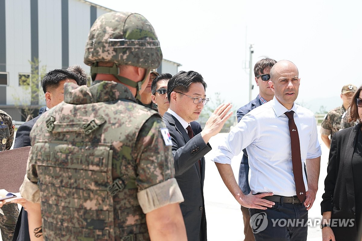 6月11日，韩国国防部国防政策室室长赵玱来（左二）和美国国防部负责太空政策的代理助理部长维平·纳兰（左三）共同视察韩国陆军导弹战略司令部。 韩联社/国防部供图（图片严禁转载复制）