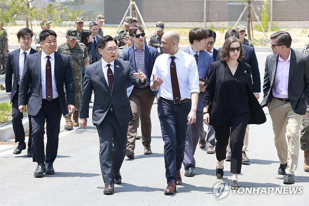 6月11日，韩国国防部国防政策室室长赵玱来（前排左）和美国国防部负责太空政策的代理助理部长维平·纳兰（前排右）共同视察韩国陆军导弹战略司令部。 韩联社/国防部供图（图片严禁转载复制）