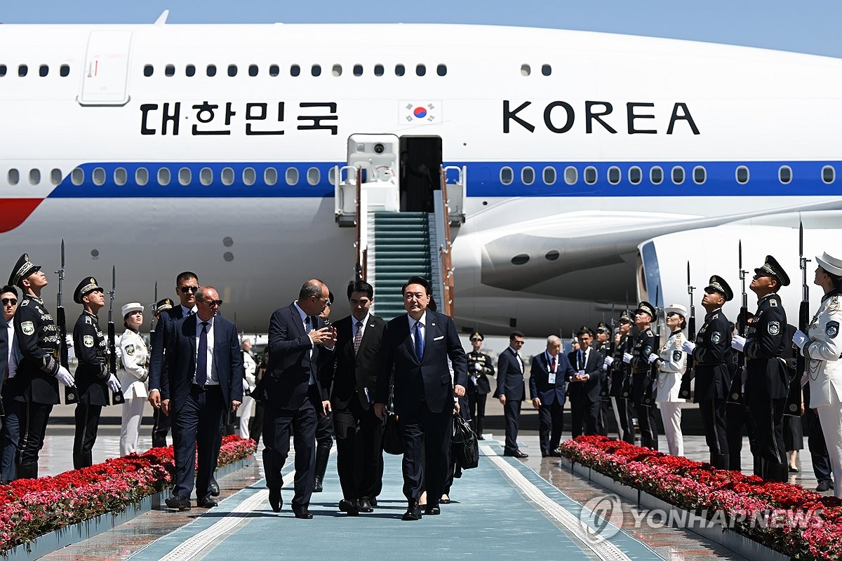 当地时间6月13日，韩国总统尹锡悦（右）乘专机抵达塔什干国际机场，对乌兹别克斯坦进行国事访问。 韩联社/联合采访团