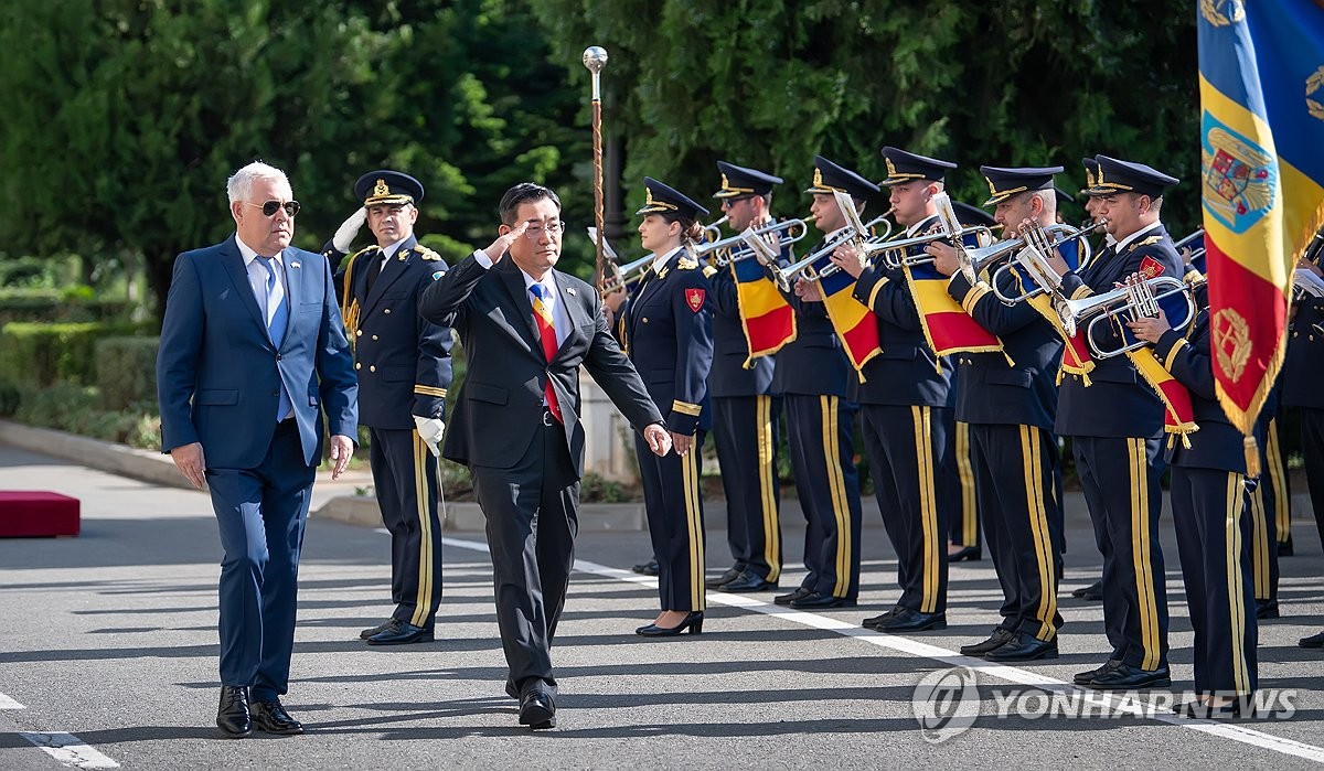 资料图片：当地时间6月19日，在罗马尼亚国防部，韩国国防部长官申源湜（左二）和罗马尼亚国防部长安杰尔·特尔沃尔举行会晤。图为二人在举行会谈前共同检阅军队。 韩联社/国防部供图（图片严禁转载复制）